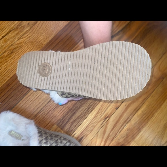 michael kors slippers - Picture 3 of 3